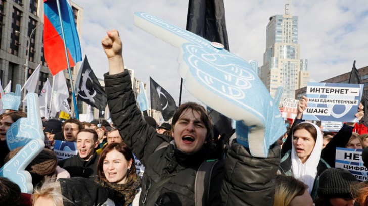 Mii de manifestanţi la Moscova împotriva ''Cortinei de Fier online''