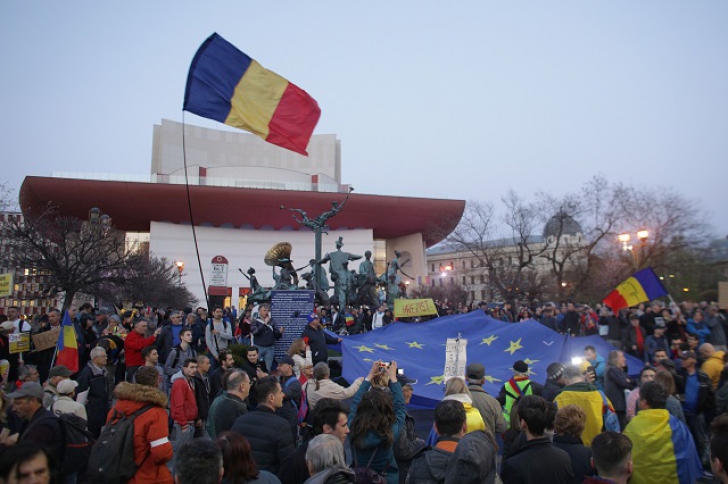 Protest, sâmbătă seară, în Piaţa Universităţii, cu 500 de oameni. Au scandat anti-PSD şi pro-Kovesi