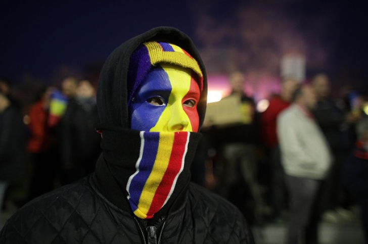 Protest, sâmbătă seară, în Piaţa Universităţii, cu 500 de oameni. Au scandat anti-PSD şi pro-Kovesi