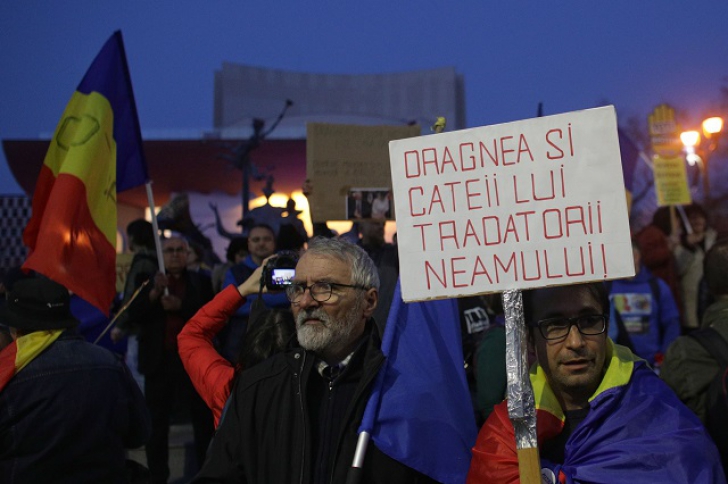 Protest, sâmbătă seară, în Piaţa Universităţii, cu 500 de oameni. Au scandat anti-PSD şi pro-Kovesi