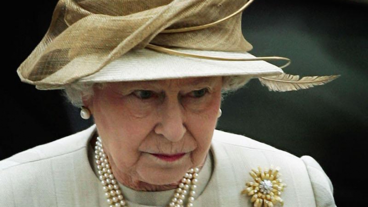 Regina Elisabeta a Marii Britanii e bolnavă? Are mâna plină de vânătăi