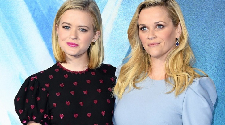 Reese Witherspoon primește sfaturi de make-up de la fiica sa
