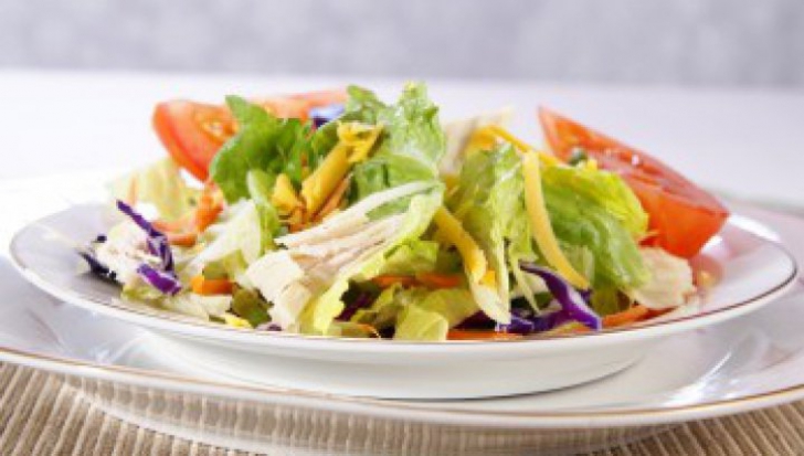 Chiar şi salata îngraşă: Ce ne recomandă medicii