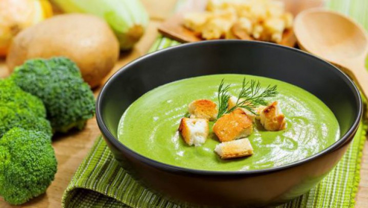 Rețeta zilei: Supă cremă de broccoli şi cartofi. E absolut delicioasă!