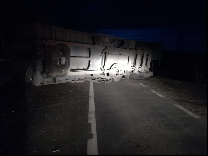 Autotren răsturnat pe o șosea din Iași(Foto)