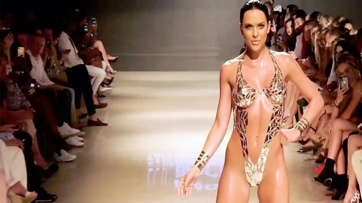 Moda a luat-o razna: cele mai sexy modele au apărut goale pe catwalk
