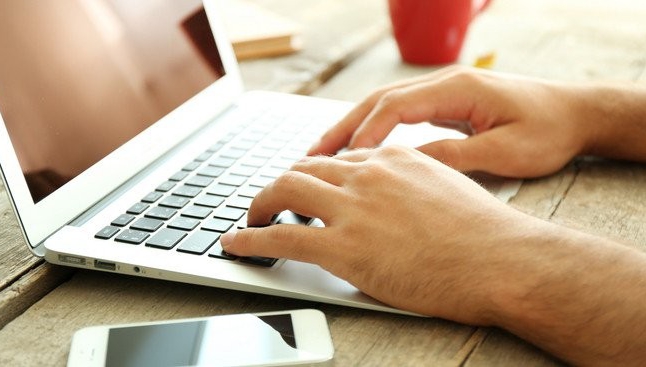 Întrebarea pe care și-ar dori fiecare șef s-o afle: Câți dintre angajați folosesc Inteligența Artificială pentru a-și ușura munca?