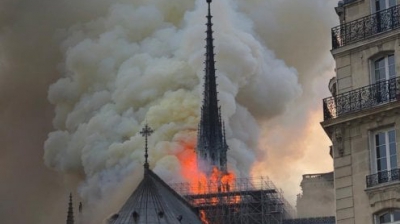 Catedrala Notre Dame din Paris a ars ca o torță. Incendiul a fost stins după 15 ore