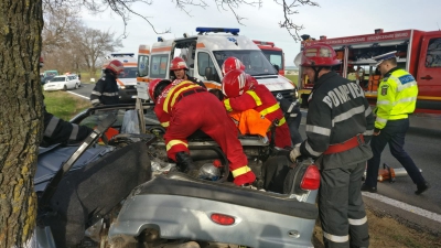 Accident grav în județul Tulcea. O mașină s-a făcut praf, două victime 