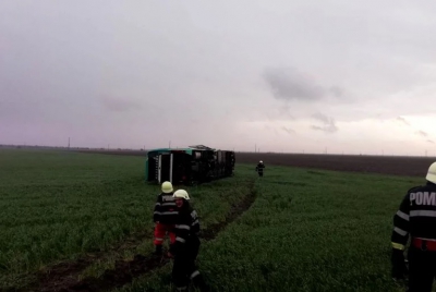 Tornadă uriaşă în Călăraşi, un autocar răsturnat, case fără acoperişuri (GALERIE VIDEO+FOTO) 