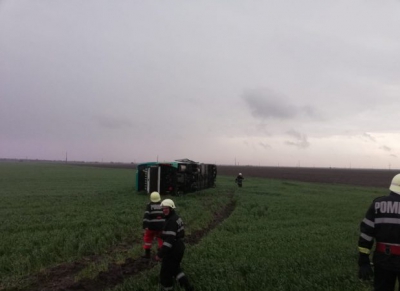 Tornadă uriaşă în Călăraşi, un autocar răsturnat, case fără acoperişuri (GALERIE VIDEO+FOTO) 