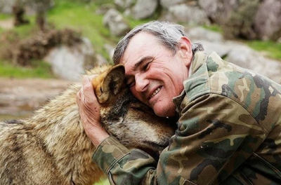 Bărbatul crescut de lupi are un mesaj terifiant pentru oameni. Ireal ce au fost &icirc;n stare să-i facă!