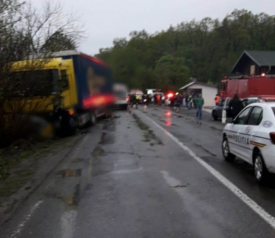 Ciocnire violentă &icirc;ntre un TIR și un microbuz. 6 persoane au fost rănite