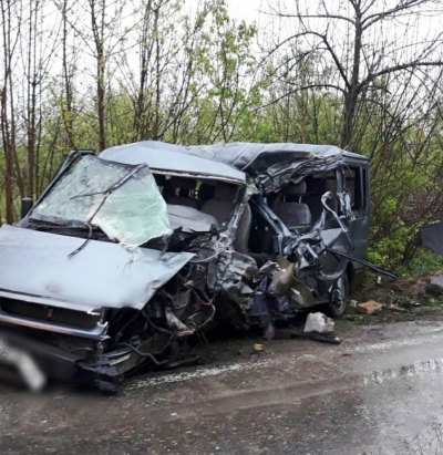 Ciocnire violentă &icirc;ntre un TIR și un microbuz. 6 persoane au fost rănite