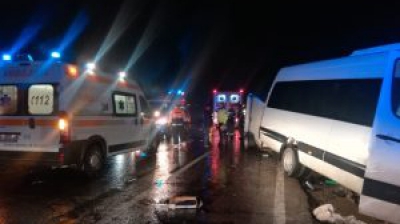 Accident grav la Leţcani. Două microbuze s-au ciocnit: 25 de victime. Planul roşu, activat