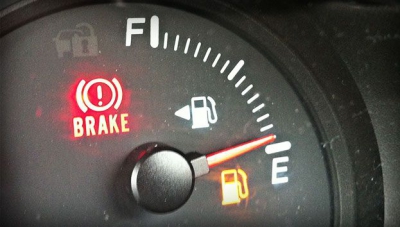 Atenție, șoferi! Cât mai merge mașina cu becul de la rezervor aprins? Grijă mare la drumul de Paște