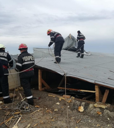 Dezastru după tornadă! Zeci de locuinţe avariate, oameni evacuaţi (VIDEO +GALERIE FOTO)