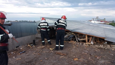 Dezastru după tornadă! Zeci de locuinţe avariate, oameni evacuaţi (VIDEO +GALERIE FOTO)