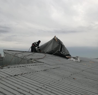 Dezastru după tornadă! Zeci de locuinţe avariate, oameni evacuaţi (VIDEO +GALERIE FOTO)