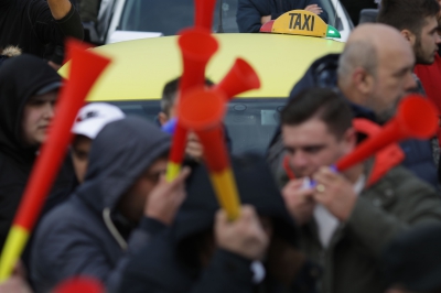 Taximetriștii blochează Bucureștiul. Autoturisme UBER atacate cu ouă în Piața Victoriei 