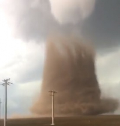 Dezastru după tornadă! Zeci de locuinţe avariate, oameni evacuaţi (VIDEO +GALERIE FOTO)