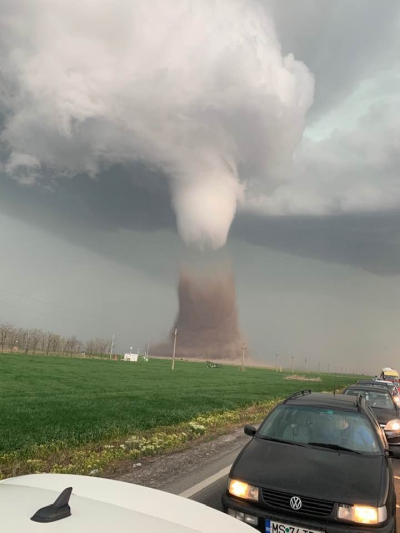 Dezastru după tornadă! Zeci de locuinţe avariate, oameni evacuaţi (VIDEO +GALERIE FOTO)