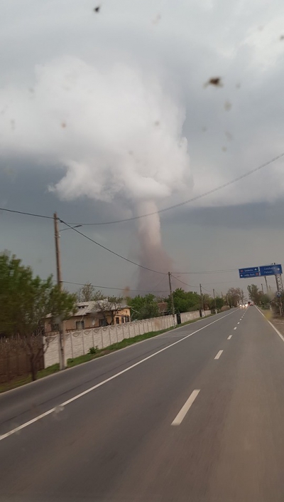 Dezastru după tornadă! Zeci de locuinţe avariate, oameni evacuaţi (VIDEO +GALERIE FOTO)