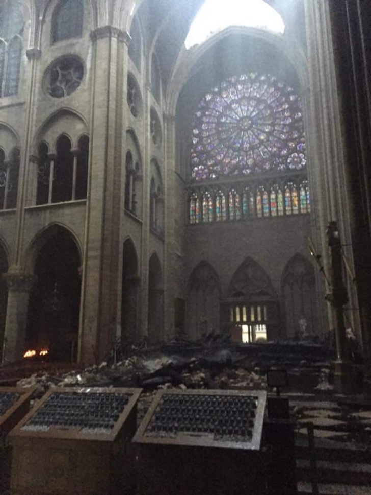 ”Vom reconstrui Notre-Dame”, anunță Macron. Primele imagini din catedrală sunt dramatice