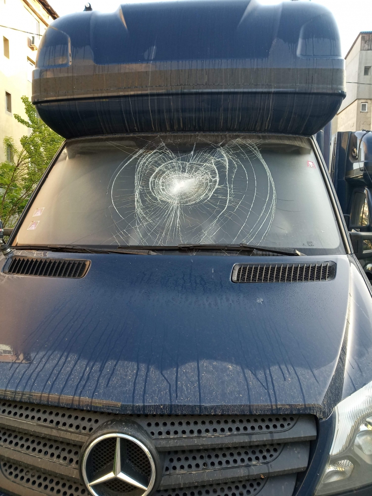 Balș: Un bărbat a spart cu pietre parbrizele mai multor autoturisme parcate