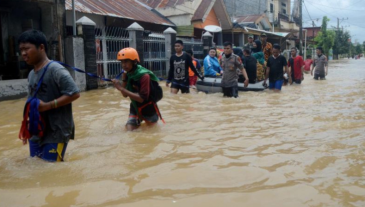 Cel puţin 10 persoane au decedat în urma inundaţiilor din Indonezia