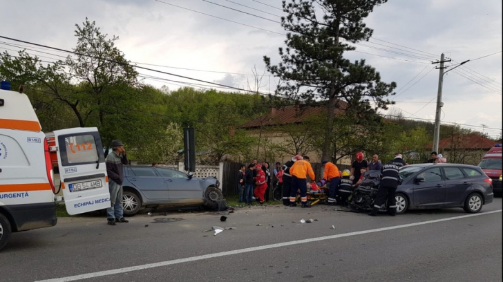 Accident rutier grav: șase victime, două autoturisme făcute praf 