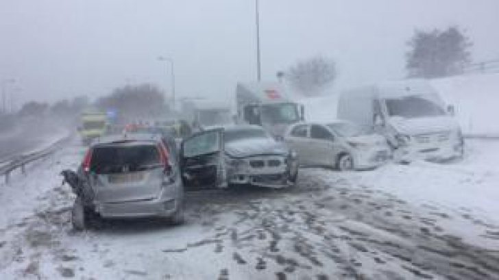 Zeci de mașini implicate în accident pe autostradă din cauza ninsorilor căzute 