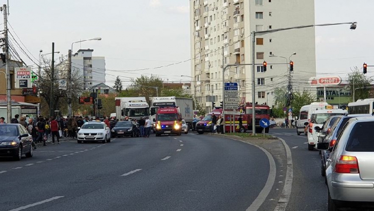Accident teribil, pe o trecere de pietoni din Timișoara: mașină aruncată în pietoni de un TIR