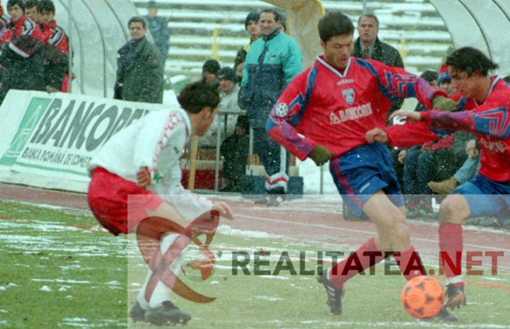 Adrian Ilie in actiune, intr-un derby Steaua - Dinamo 1-0, din Cupa Romaniei, 1996