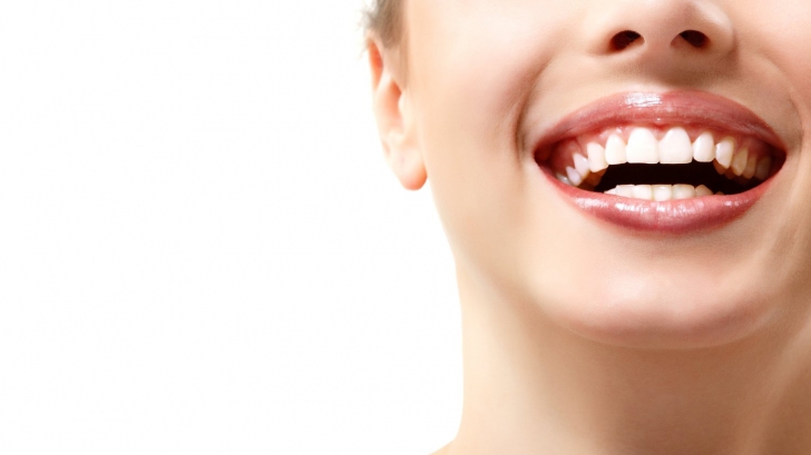 Mituri despre albirea dinților - bicarbonatul de sodiu chiar albește dinții?