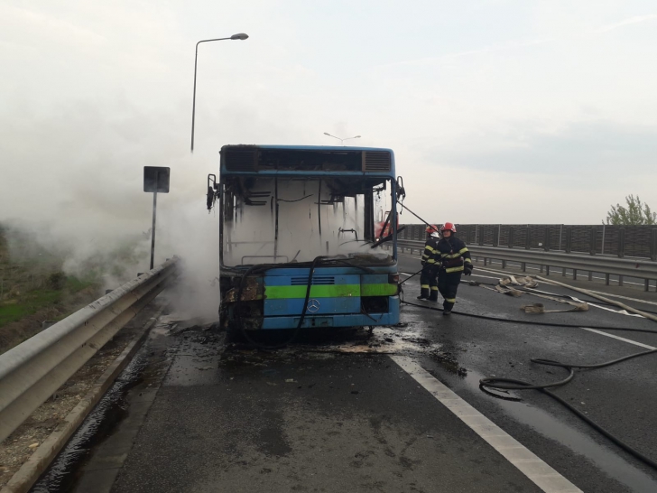Un autobuz a luat foc în mers, pe autostrada Arad-Timișoara