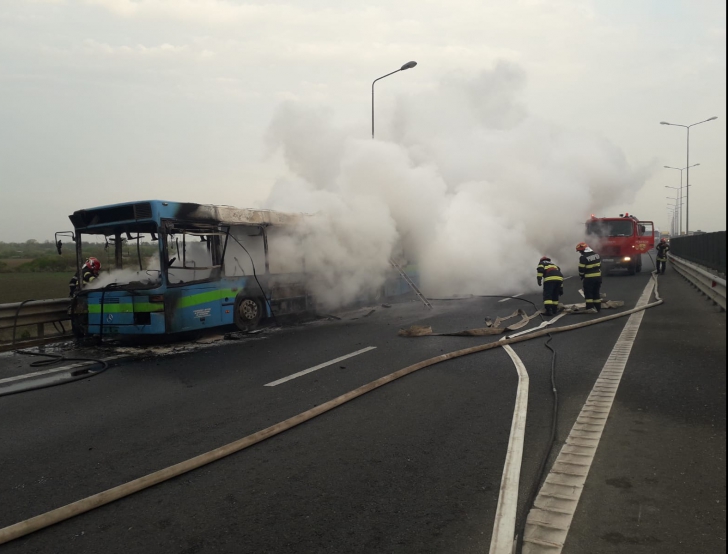 Un autobuz a luat foc în mers, pe autostrada Arad-Timișoara