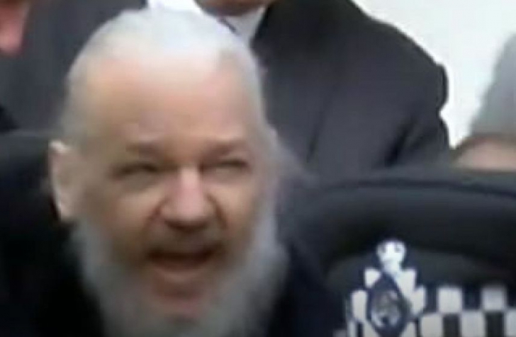 Julian Assange, co-fondatorul Wikileaks, a fost arestat la Londra. Primele imagini