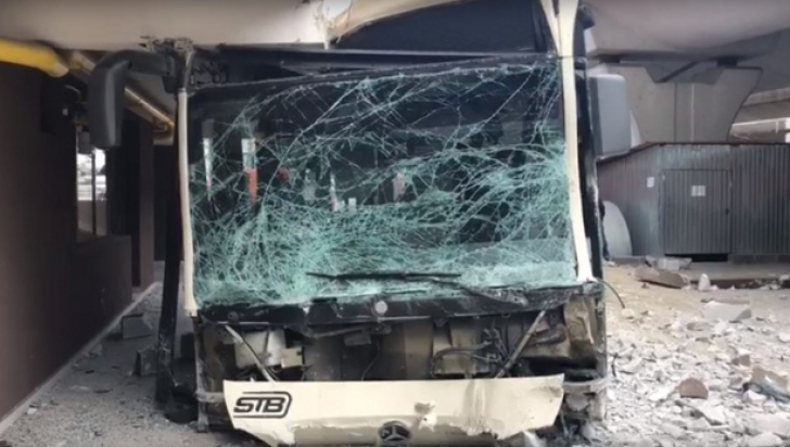Accident cu un autobuz STB pe Șoseaua Orhideelor: a intrat într-un bloc