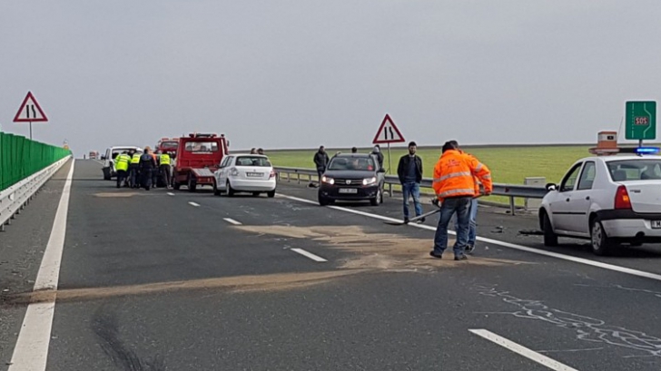 Accident grav pe Autostrada Soarelui: Un tir încărcat cu deșeuri metalice a lovit o autoutilitară