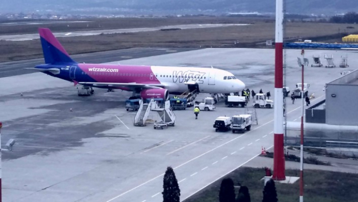 Iaşi: O pasageră dintr-un avion ce venea din Franța, dusă de urgență la spital