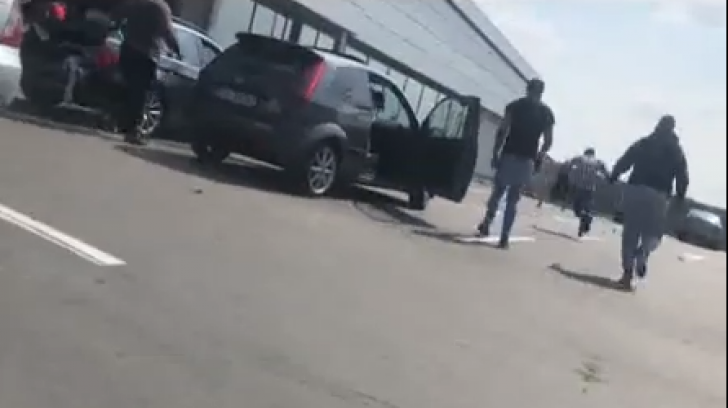 Bătaie cu săbii, pistoale şi lopeţi, în faţa unui hipermarket din Balş (VIDEO)