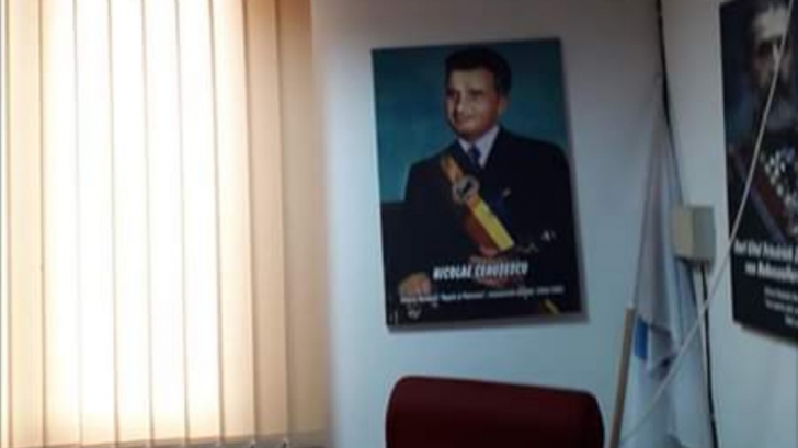 Tablou cu Nicolae Ceaușescu, în biroul unui primar PNL din Prahova