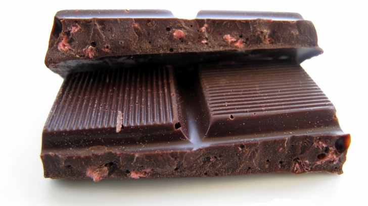 Ce se întâmplă în corpul tău când mănânci ciocolată? Uită de mituri, acestea sunt avantajele!