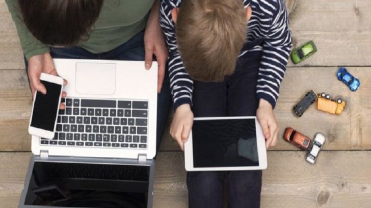 De ce copiii sub 3 ani nu trebuie expuși deloc ecranelor