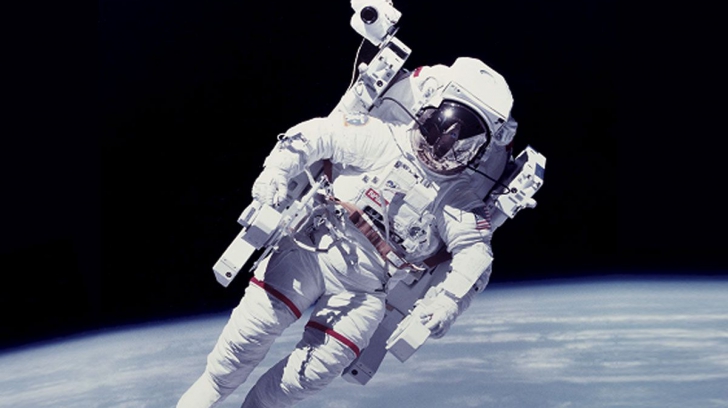 Motivul neașteptat pentru care astronauții poartă costume albe