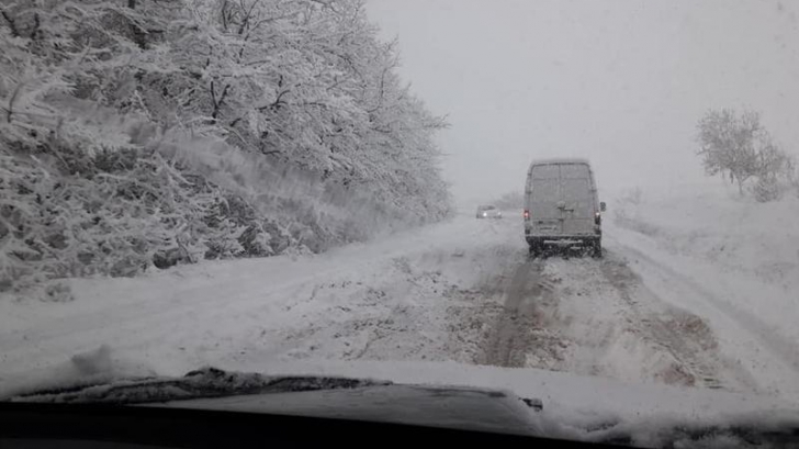 Vremea a luat-o razna: ninge în Romania! Drumarii au scos utilajele