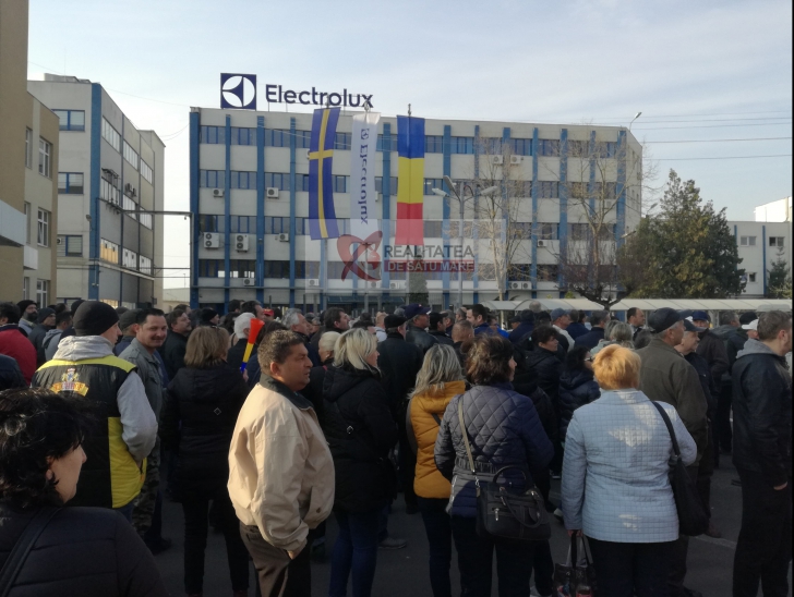 Greviștii de la Electrolux amenință cu un miting de amploare în fața Ambasadei Suediei