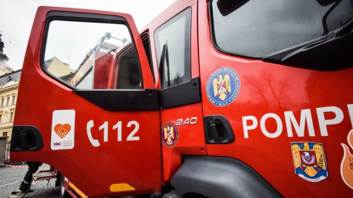 Incendiu de proporții la un depozit din Râmnicu Vâlcea. A fost emisă avertizare RO-alert!