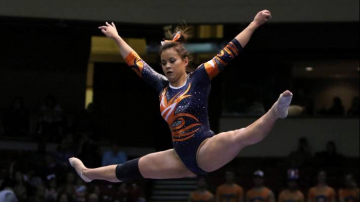 TERIFIANT! O gimnastă își rupe ambele picioare, în timpul unei competiții